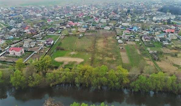 земля возле реки