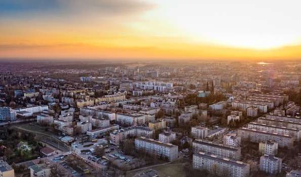 закат над городом