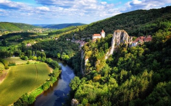 Замок во Франции на берегу реки